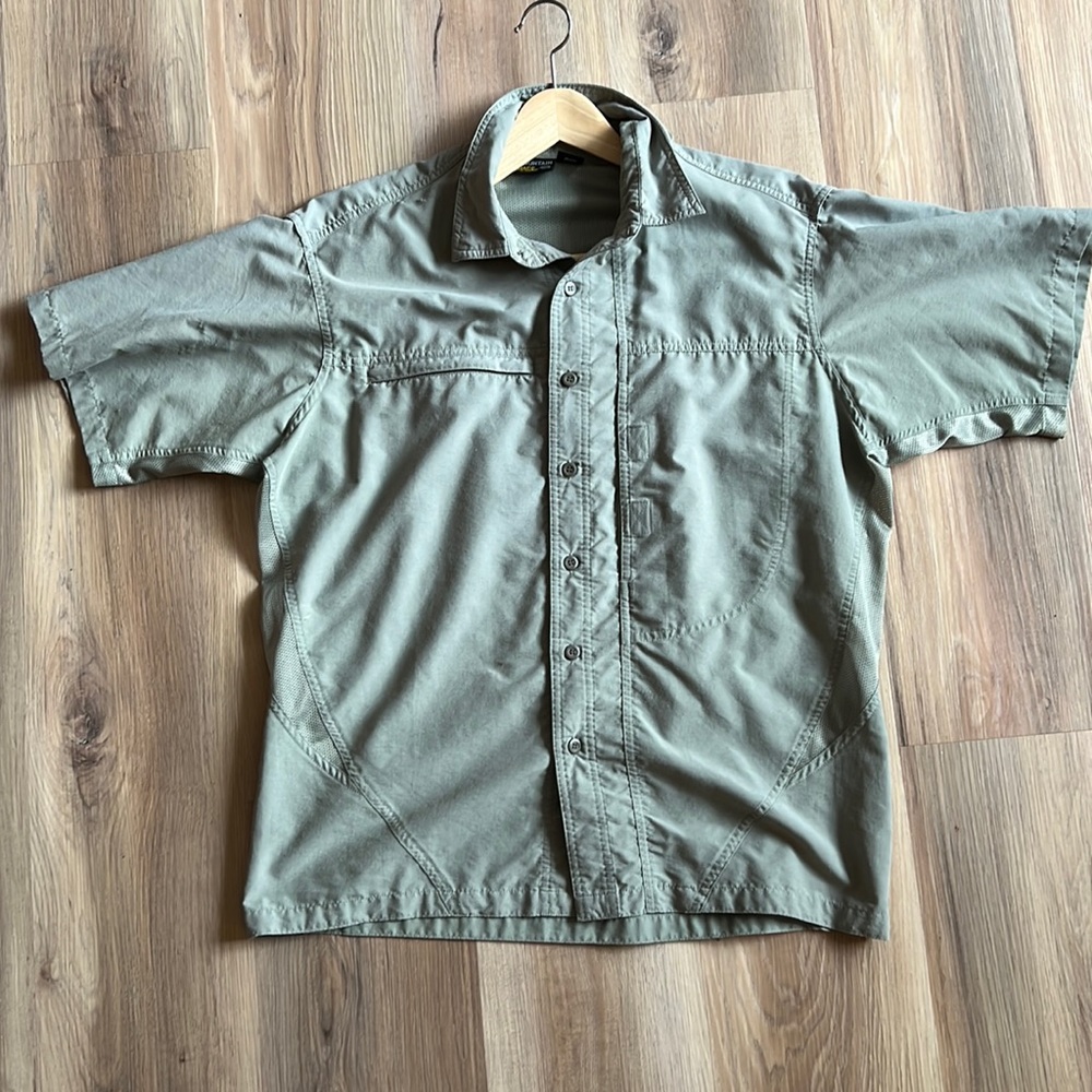MOUNTAIN HARDWEAR MENS HIKING / FISHING BUTTON DOWN SHORT SLEEVE SHIRT - MEDIUM
